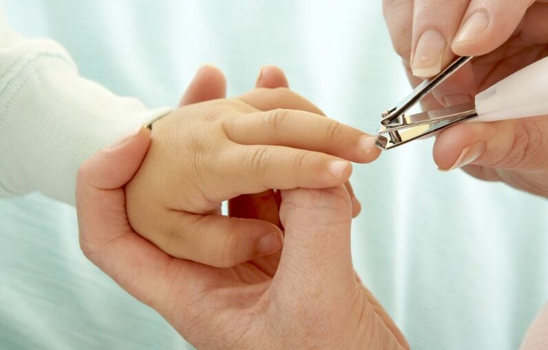 Couper les ongles à un enfant