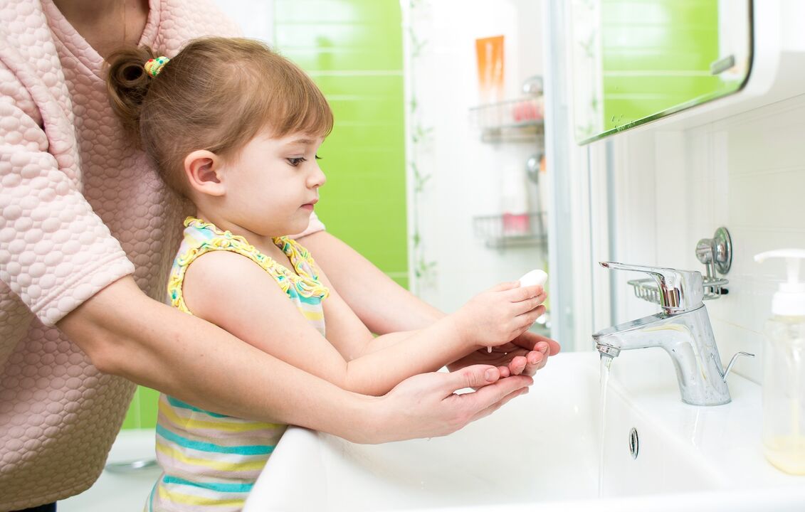 se laver les mains avec du savon pour prévenir l'infection par des parasites